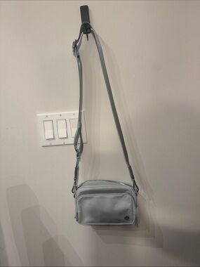 Lululemon everywhere crossbody bag PLCN SLVR Pelican Silver